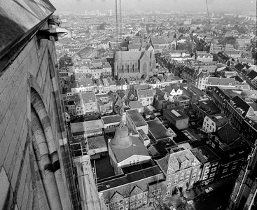 82384 Afbeelding van het verwijderen van de voor restauratie bestemde klokken van het carillon van de Domtoren ...